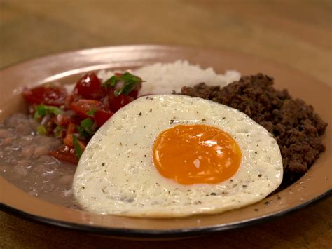 A Carne Moída Arroz Feijão Vinagrete e Ovo Sabor Arte