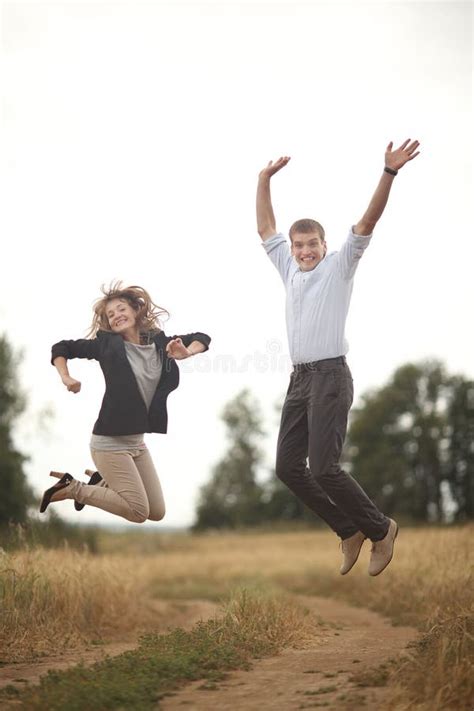 Homem E Mulher Que Andam Em Um Campo Imagem De Stock Imagem De Cenas