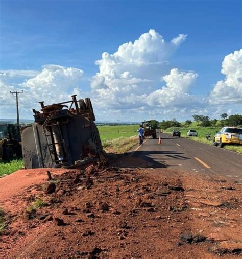 Acidente De Caminh O Na Rodovia Entre Cachoeira Dourada E Capin Polis