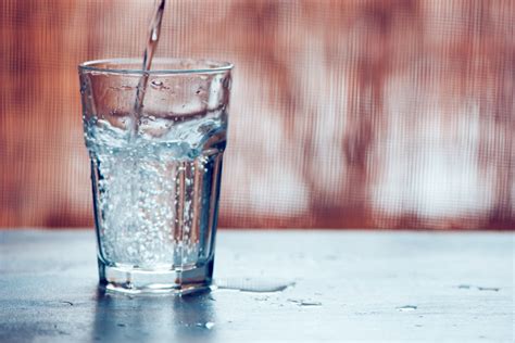 Вземаш памуче с газирана вода и внимателно натъркваш подмишниците ...