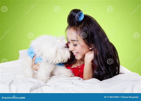 Nez De Frottement De Femme Avec Son Chien Sur Un Lit De Bologne Photo