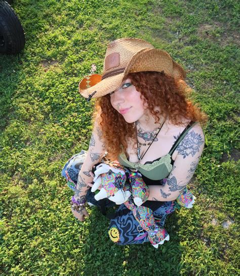 Savannah Saturn (@trippydraws) • Instagram photos and videos