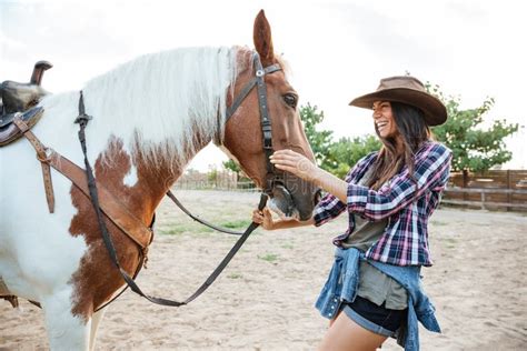 Rire De Cow Girl Photo Stock Image Du Caucasien Chapeau 16017108