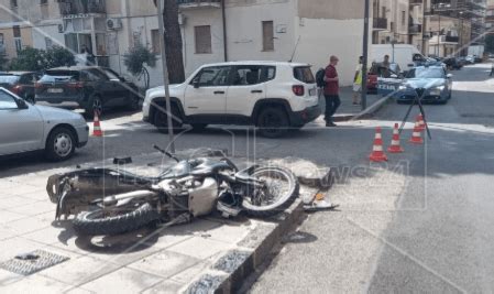 Moto Si Scontra Con Un Auto Della Polizia Morto 17enne Guidava Senza