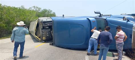 Impiden rapiña tras volcadura de tráiler Tribuna Campeche