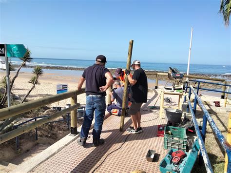 PUEBLO DE ZAHORA BARBATE Empiezan á colocar la barandilla de madera