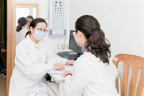 The Doctor Examined The Body For The Patient Picture And Hd Photos