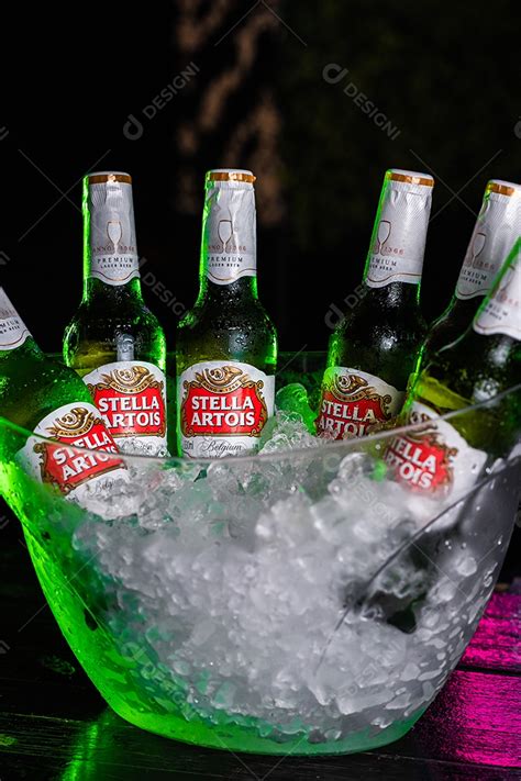 Balde De Cerveja Gelada Stella Artois Sobre Uma Mesa De Bar [download