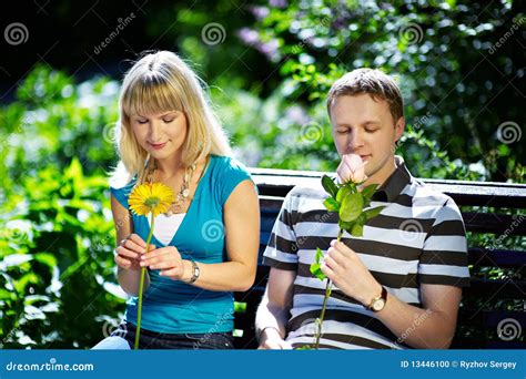 Garçon Et Fille Avec Des Fleurs Une Datte Romantique Photo Stock Image Du Contact Amour 13446100