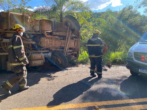 Duas Pessoas Ficam Feridas Em Tombamento De Carreta Na Mg Em Pedro