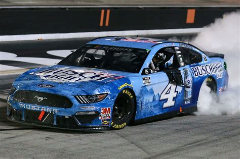 Harvick Bate Kyle Busch Em Bristol E Vence Pela Nona Vez Na Temporada