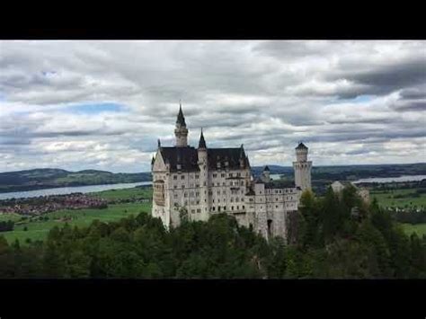 El Castillo De Neuschwanstein Estado Federado De Baviera Cerca