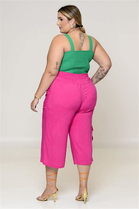 Calça Plus Size Pantacourt em Viscolinho Fúcsia Vk Moda Plus Size