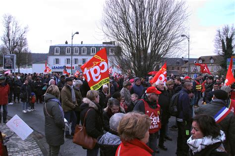 Vid O De Nombreux Manifestants D Filent Contre La R Forme Des