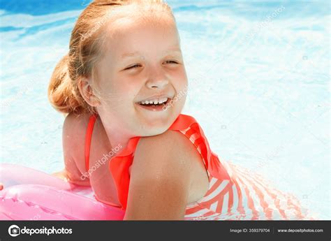 Gros Plan Portrait D Une Petite Fille Enfant Nage Dans Piscine Image