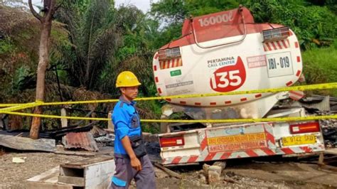 Truk Tangki Pertamina Meledak Tabrak Kios Minyak 2 Orang Terbakar