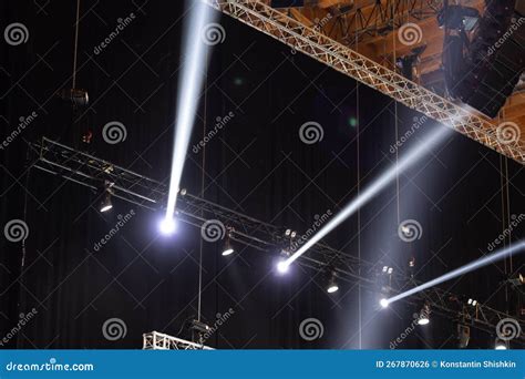 Suspended Spotlights On Structures Under The Ceiling Stock Photo