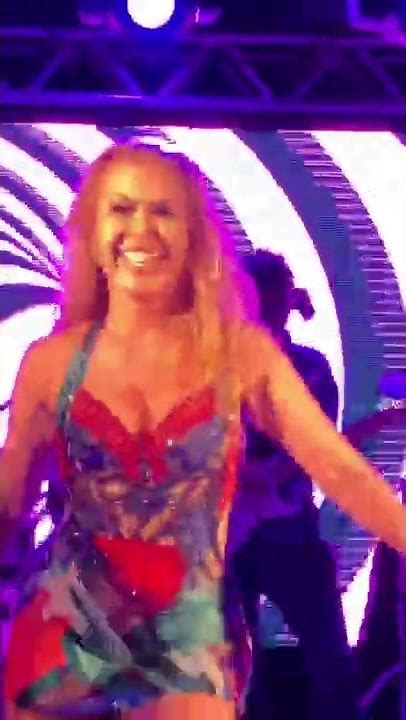 Joelma Faz Manobra Vocal Com Microfone Youtube