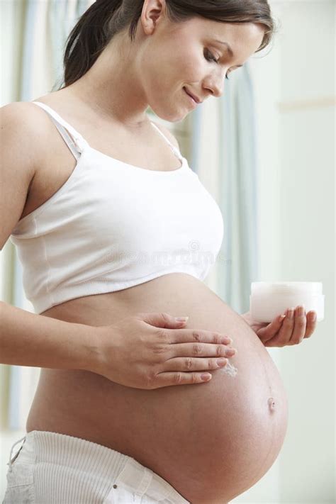 Mulher Gravida Feliz Que Toca Em Sua Barriga Ao Sentar Se Na Bola Do