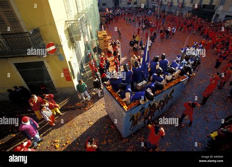 Battle of the oranges Stock Photo - Alamy