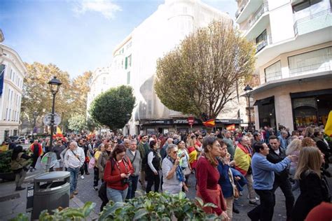 Unas Personas Se Manifiestan En Palma Contra La Amnist A Al Grito