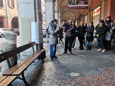 Senzatetto Morto A Bologna Sulla Sua Panchina Una Casa Per Ricordarlo