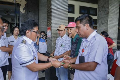 Giri Prasta Kembali Salurkan Bantuan Stimulan 3 5 Miliar Untuk Korban