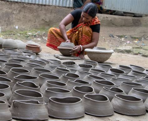 Two Women Pottery Workers Of The Dharavi Slums In Mumbai India