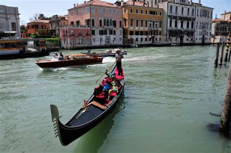 Venise balade en gondole en groupe à travers la ville GetYourGuide