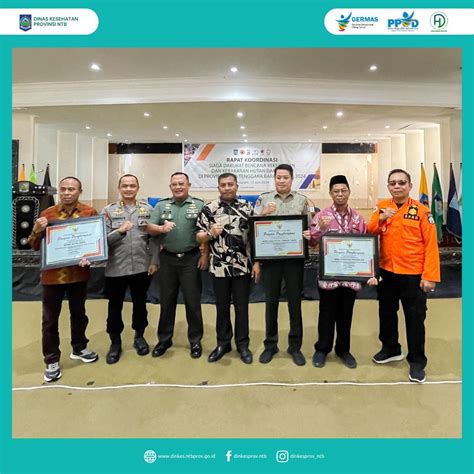 FOTO PENGHARGAAN DINKES GUBERNUR 3 DINAS KESEHATAN PROVINSI NTB