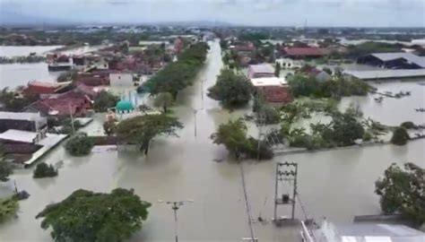 Enam Tanggul Jebol 11 Kecamatan Di Kabupaten Demak Terendam Banjir