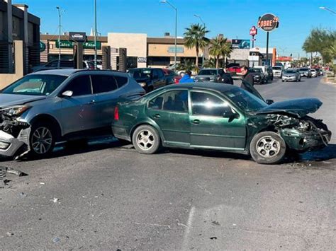 VIDEO y FOTOS Choque entre vehículo y camioneta genera caos vial en la