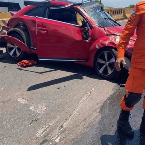 Motorista Perde Controle Da Dire O Atinge Barreira Lateral De Viaduto