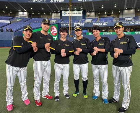 阪神タイガースさんのインスタグラム写真 阪神タイガースinstagram 「中野拓夢選手がチームに合流しました！みんなで ペッパーミル ポーズ！ 侍ジャパン Wbc 世界一 阪神