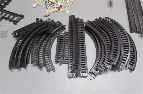 Lot Detail - HO SCALE TRAIN & TRACKS