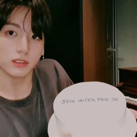 Salut Jungkook BTS Rayakan Ulang Tahun Tampil Dengan Kue Sederhana