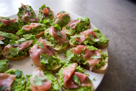 Crostini Met Erwtenpuree En Gedroogde Ham Le Gourmand Belge