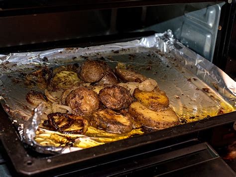 Can You Put Aluminum Foil In The Oven Safe And Smart Baking Tips 2024