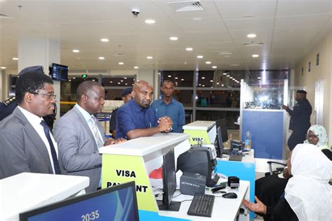 MASAUNI AFANYA ZIARA YA KUSHTUKIZA USIKU UWANJA NDEGE ZANZIBAR AITAKA