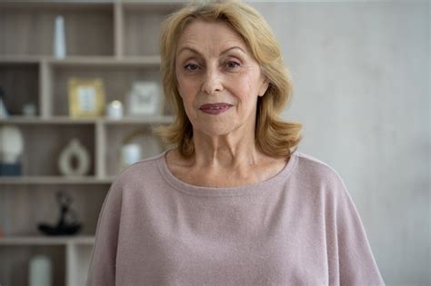 Mulher Idosa Sorridente De Cabelos Grisalhos De Meia Idade Olhando