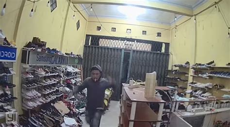 Maling Bobol Toko Sepatu Di Koja Tampang Pelaku Terekam Cctv