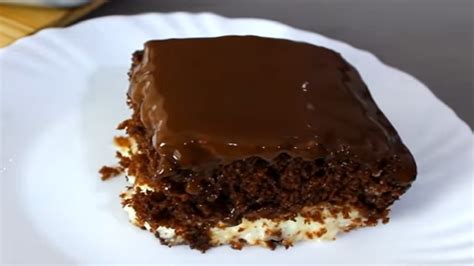 Bolo bomba de chocolate que já sai recheado Doces Receitas