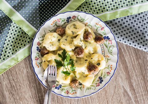 Bella Tortellini Mit Rahmsauce Und Tessiner Salsiccia