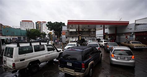 Escasez De Gasolina Genera Largas Colas En Caracas