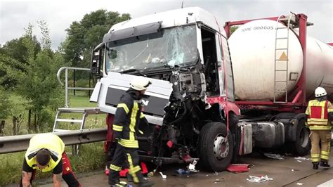 Schwerer Unfall Auf Der A Zwischen Stuhr Und Gro Ippener