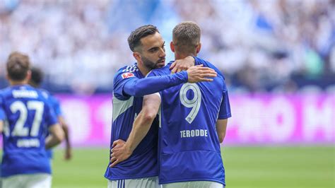 Schalke F Delt Neuen Trikot Deal Ein S Kassiert Millionensumme