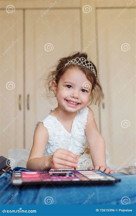 La Petite Fille Avec La Couronne De Princesse Jouant Avec Composent