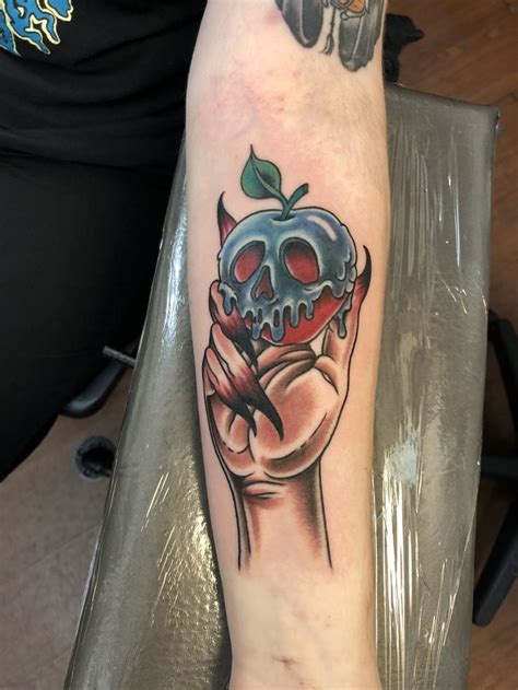 Neo-Traditional Apple Skull Tattoo By Richard | Skull tattoo, Tattoos ...