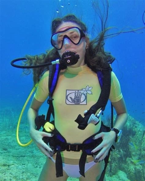 Pin By Darwin On Scuba Woman Scuba Diver Girls Scuba Girl Diving