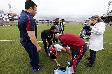 Jogador Do Paran Bate A Cabe A E Desmaia Em Jogo Da Copa Do Brasil Sub